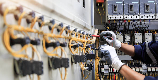 Professional Electrician technician working in Kearny, AZ